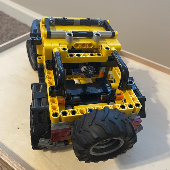 Lego TECHNIC Yellow Off-Road Jeep Fully Assembled - Picture 4 of 6